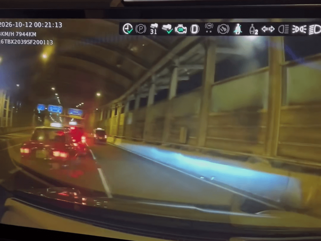 後方的士收掣不及撞向前車車尾,私家車則避開。 後方的士收掣不及撞向前車車尾,私家車則避開。