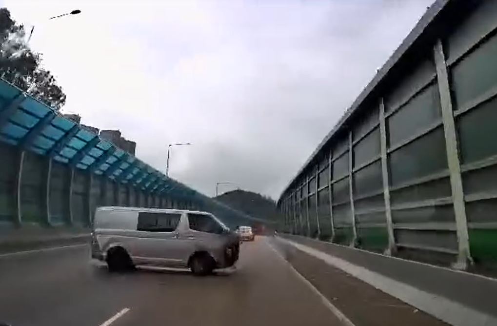 片主驾车尾随驶至，连忙扭軚闪避。fb香港突发事故报料区影片截图