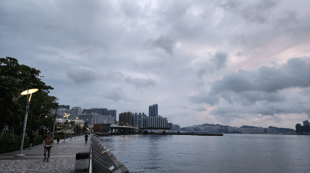 本港地区今日大致多云，有几阵骤雨。黎志伟摄