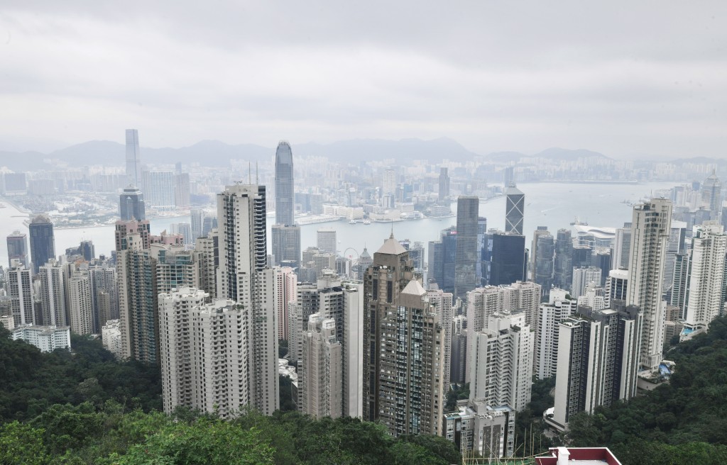 樓市方面，踏入2024年，唐碧霞指土最當旺，即是房地產﹑基建建築等。樓市在2024年會迎來小幅度的反彈，但是2025年，香港經濟會慢慢向下，加上2026年進入「赤馬紅羊劫」，樓市對比2021年的高位或跌逾4成，都不足為奇。
