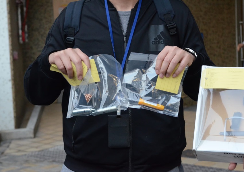 探員行動中檢獲鐵珠等物品。