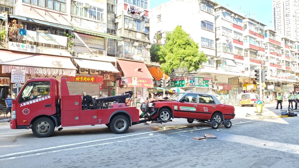 拖車將涉事的士拖走。