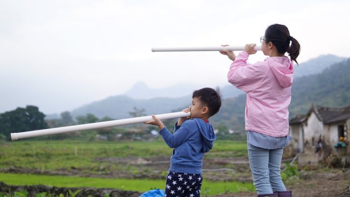 移民英國時,Adeline的女兒讀高小,兒子讀初小,起居生活都少不了操心。 移民英國時,Adeline的女兒讀高小,兒子讀初小,起居生活都少不了操心。