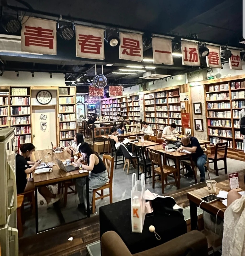 广州好去处｜6. 1200 BOOK SHOP　买杯饮品，亲近书香。（图：小红书＠xujjjjj）