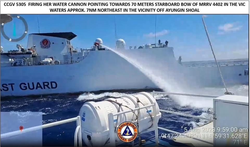 菲方斥中國海警船近距離射高壓水炮。 菲律賓海岸警衛隊