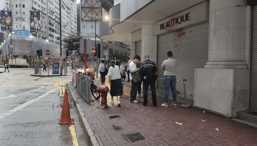 銅鑼灣軒尼詩道507號黃金廣場地下一間美容店舖遭淋紅油,店舖的招牌、鐵閘和前階均沾有紅油漬。黎志偉攝 銅鑼灣軒尼詩道507號黃金廣場地下一間美容店舖遭淋紅油,店舖的招牌、鐵閘和前階均沾有紅油漬。黎志偉攝