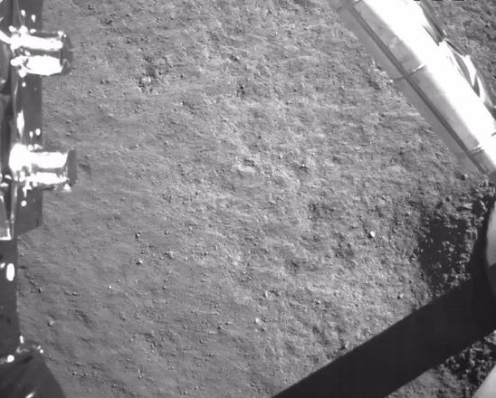 此图片为嫦娥四号探测器月球背面软著陆后降落相机拍摄的图像。