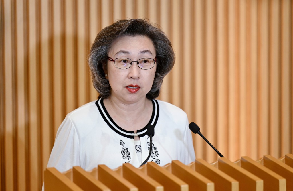 公務員事務局局長楊何蓓茵。 公務員事務局局長楊何蓓茵。
