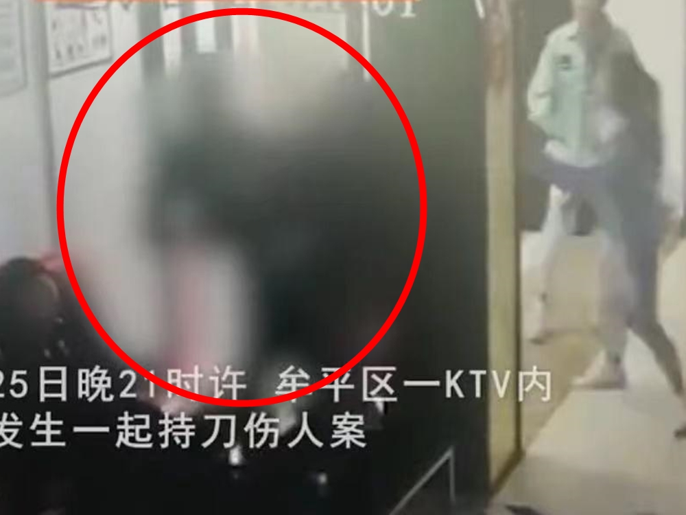 旁邊女友人嘗試阻止。網上影片截圖