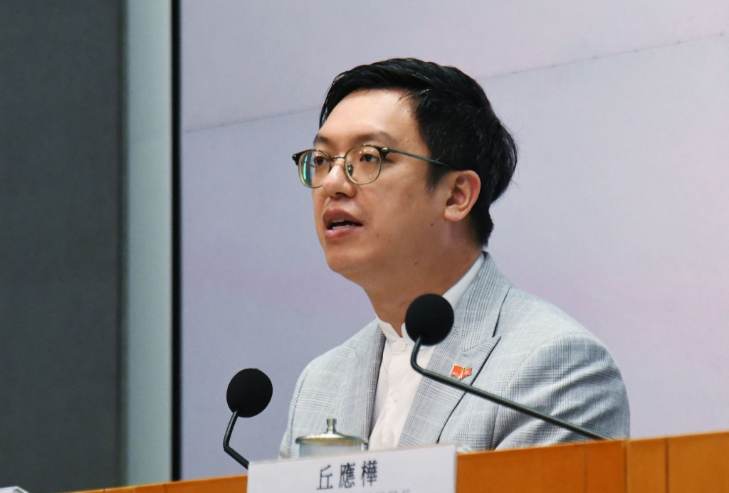 勞工及福利局副局長何啟明稱如公司要裁減員工,必須先裁減外勞。 勞工及福利局副局長何啟明稱如公司要裁減員工,必須先裁減外勞。