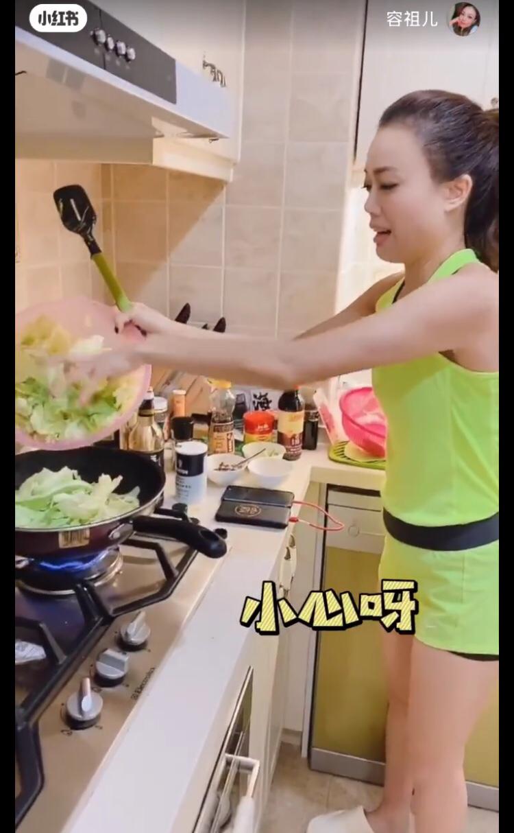 雖然最初Joey有點手忙腳亂，但仍看得出有基本廚藝功架。