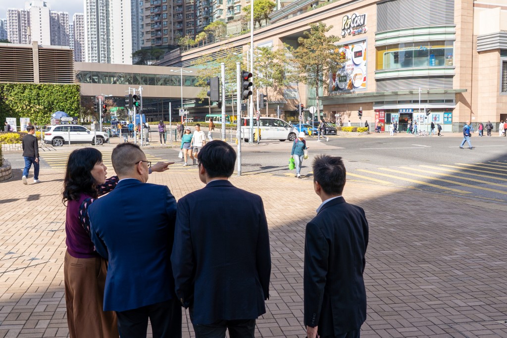 陳美寶早前到訪將軍澳，視察「對角行人過路處」的落實情況。局長網誌