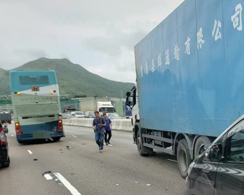 粉嶺公路往元朗方向四車相撞。香港交通突發報料區FB/網民Chi Ho Wong‎圖
