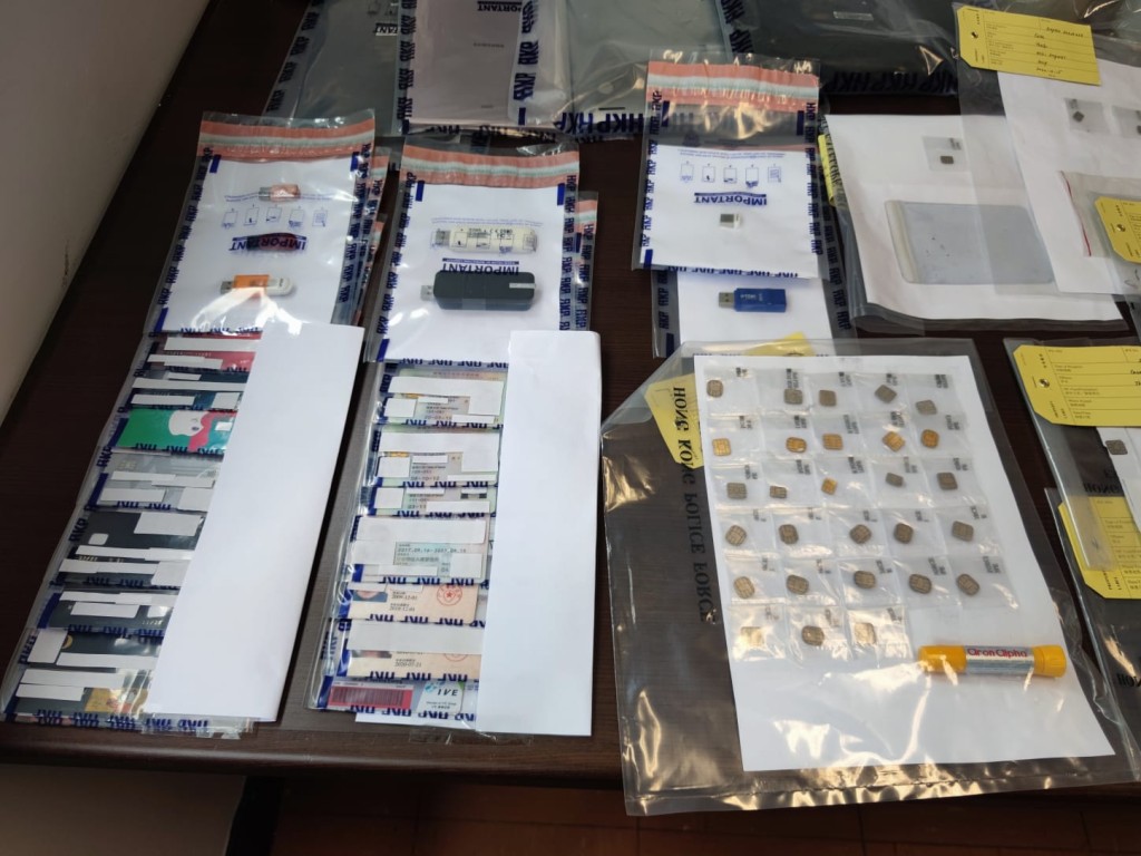 警方展示檢獲的信用卡等證物。梁國峰攝