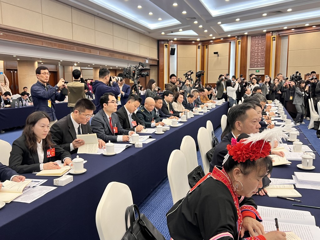 广东省人大代表团早上在北京召开全体会议，审议政府工作报告等。郭咏欣摄