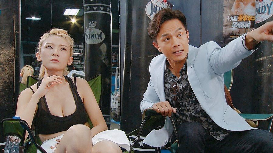 劇集《特技人》中,李君妍(左)飾演的𡃁模勁騷事業線。