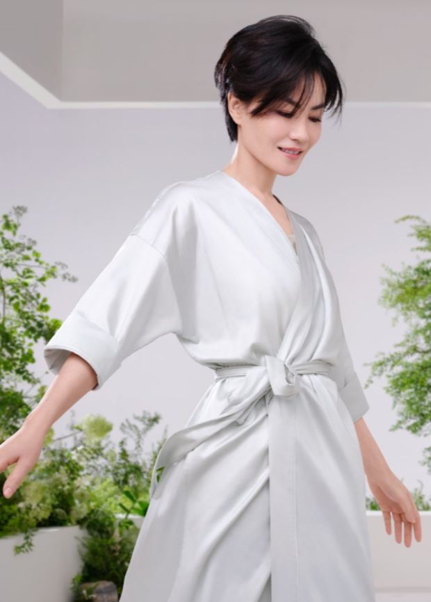 王菲穿上白色睡袍，竟然被網民讚有仙氣。
