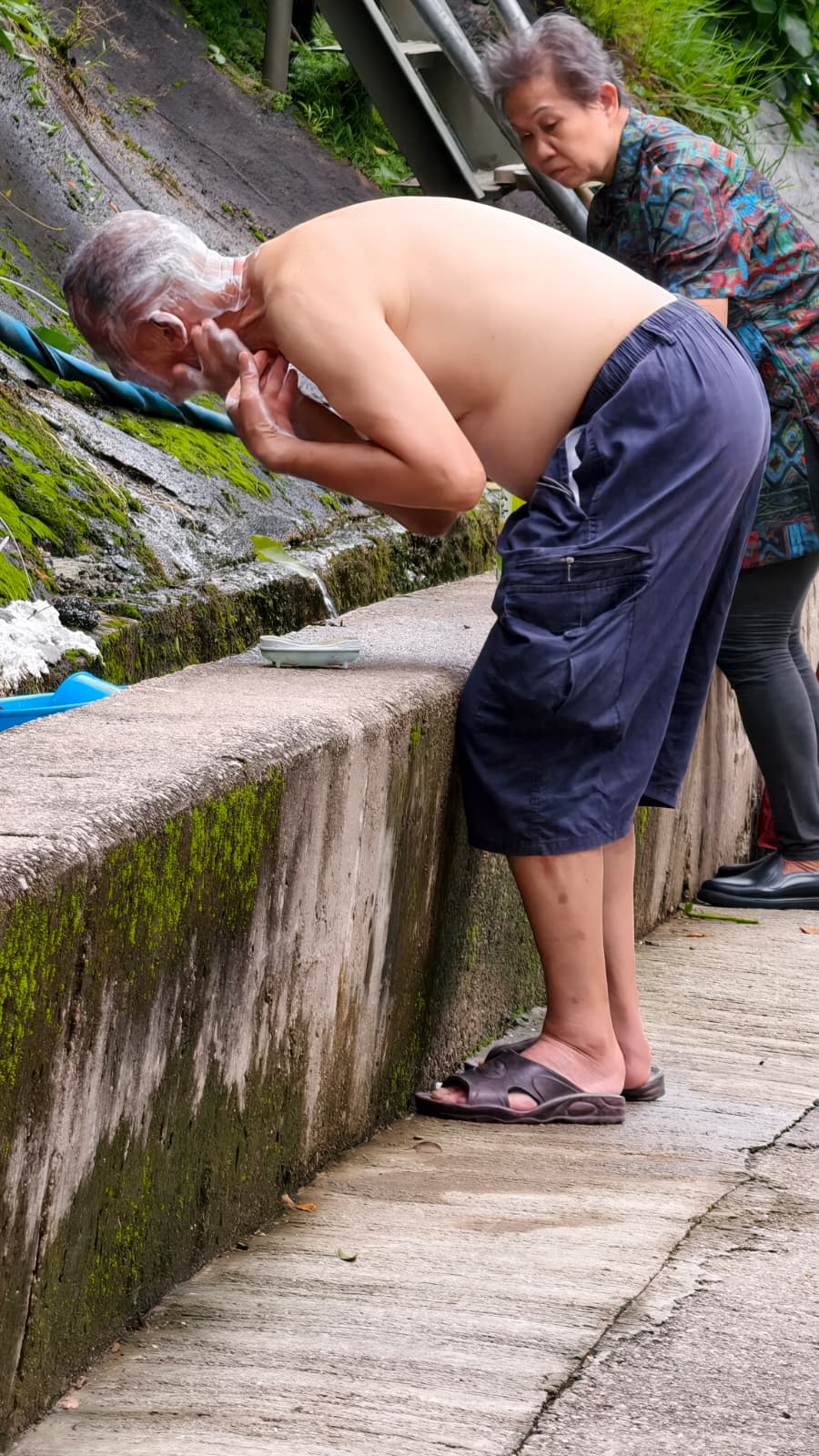 老翁帶洗頭水到山邊洗頭。 老翁帶洗頭水到山邊洗頭。