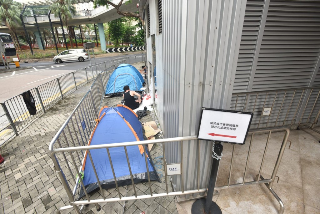 現場有多名歌迷等候開售