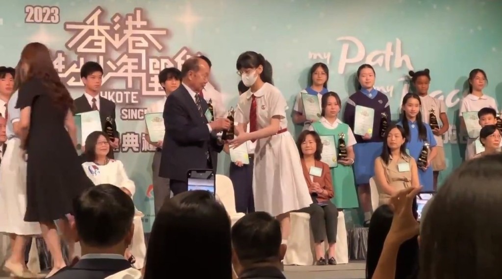 炎明熹现身《2023香港杰出少年选举颁奖典礼》。（学校官网图片）