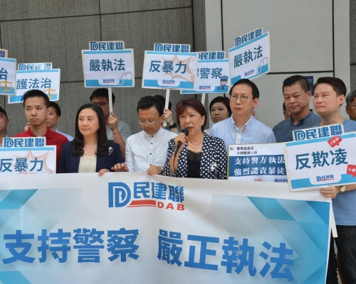 葛佩帆及蔣麗芸等人請願,支持警方嚴正執法。