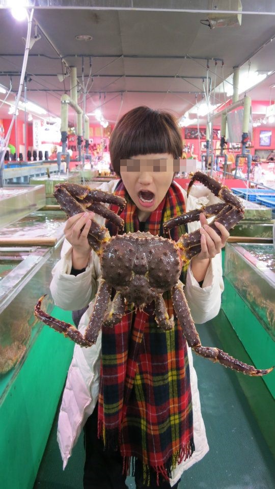 女死者Coco性格開朗，愛擺鬼馬動作。