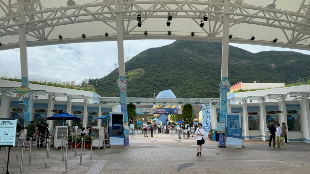 海洋公園一名男技工疑工作期間暈倒昏迷送院亡。楊偉亨攝 海洋公園一名男技工疑工作期間暈倒昏迷送院亡。楊偉亨攝