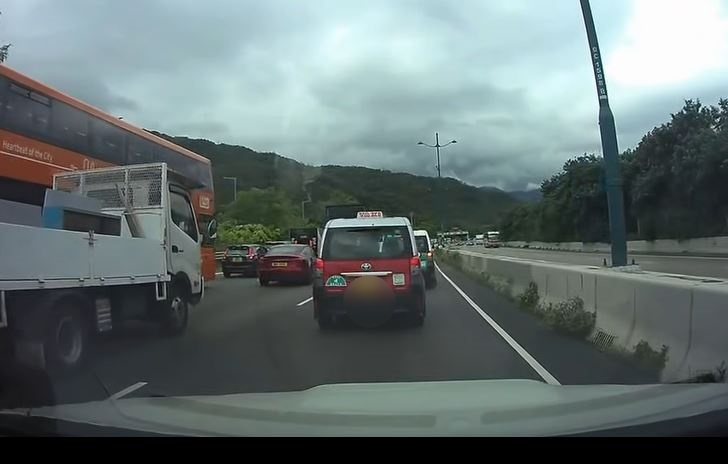 的士慢駛。fb車cam L（香港群組）Raymond Kwong影片截圖