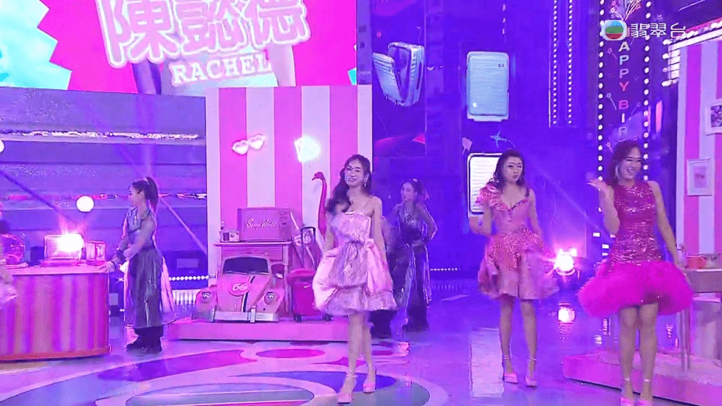 陳懿德以平胸晚裝亮相。 陳懿德以平胸晚裝亮相。