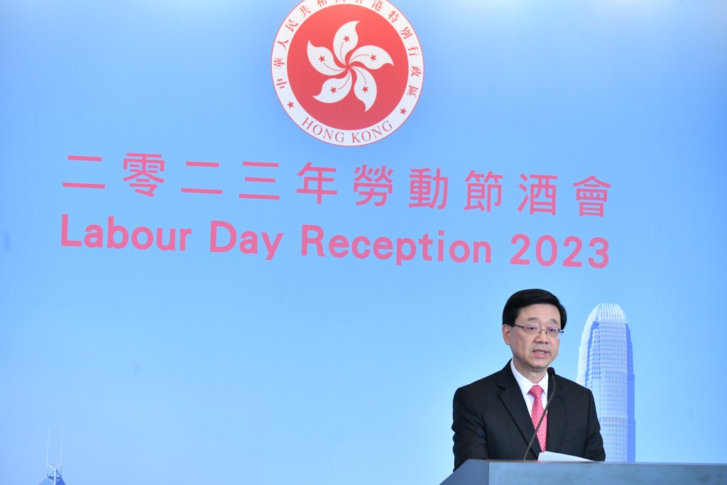 李家超指取消强积金对冲安排2025年5月1日实行。褚乐琪摄