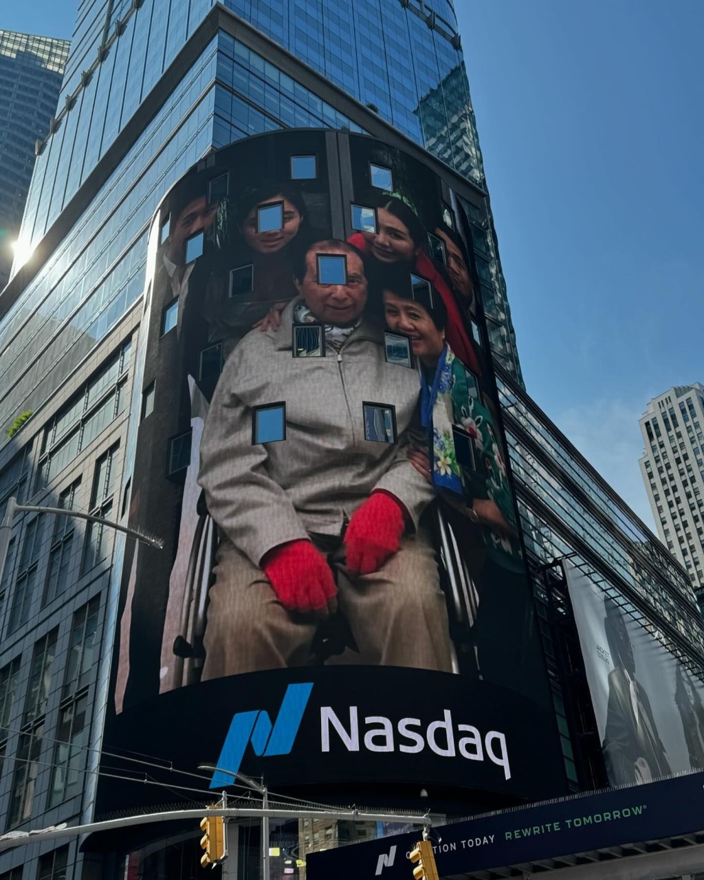 何猷君將賭王及四太的家庭照登上NASDAQ（納斯達克）的全棟樓的Billboard上。