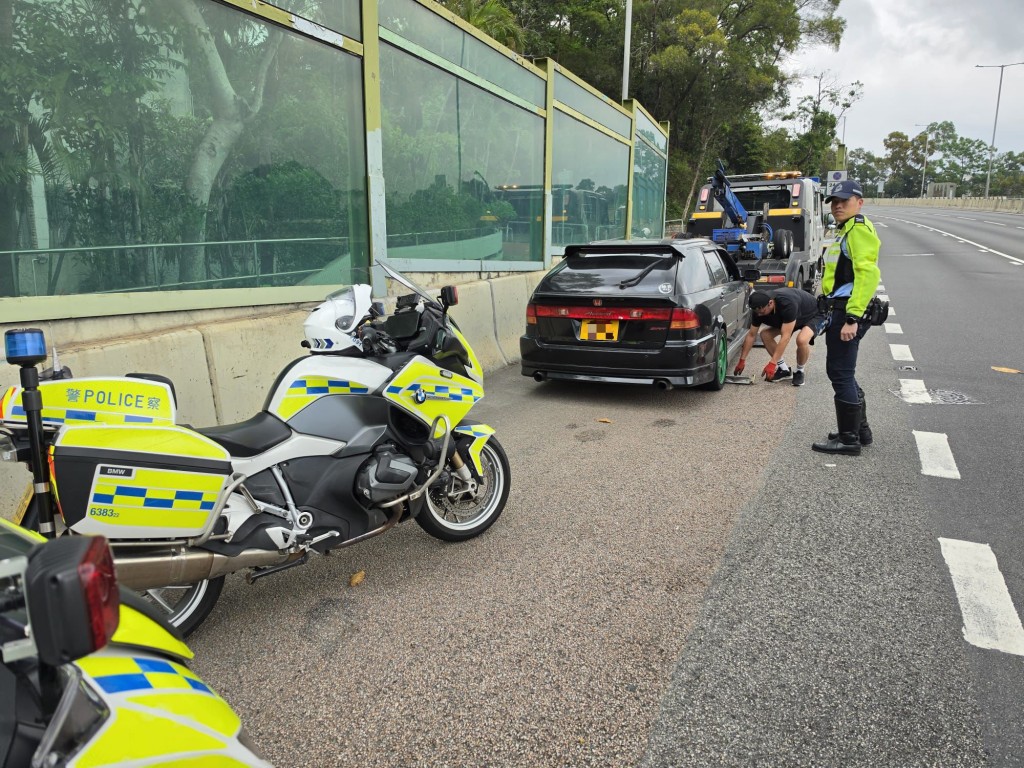 有關車輛已被扣留在九龍灣車輛扣留及檢驗中心內，等待被進一步檢驗。