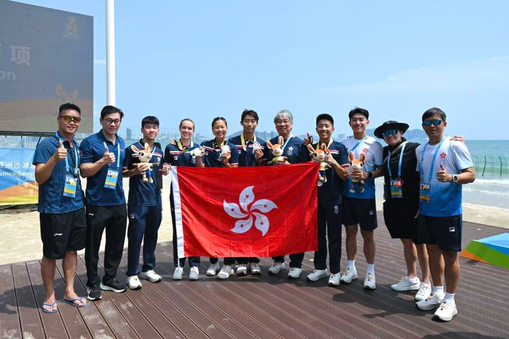 香港三鐵隊奪獎後跟港協及三鐵總會代表合照。照片由港協暨奧委會提供