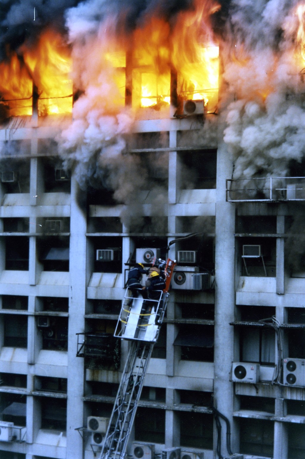 沖天大火與濃煙將整幢大廈天台覆蓋。資料圖片