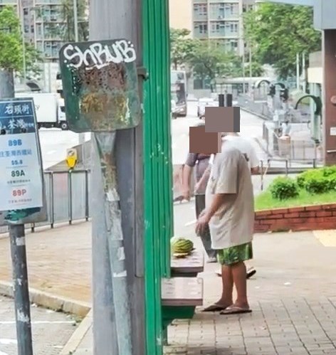 現場人來人往，另一邊還有乘 客在候車，輕鬆地閒話家常。Threads截圖