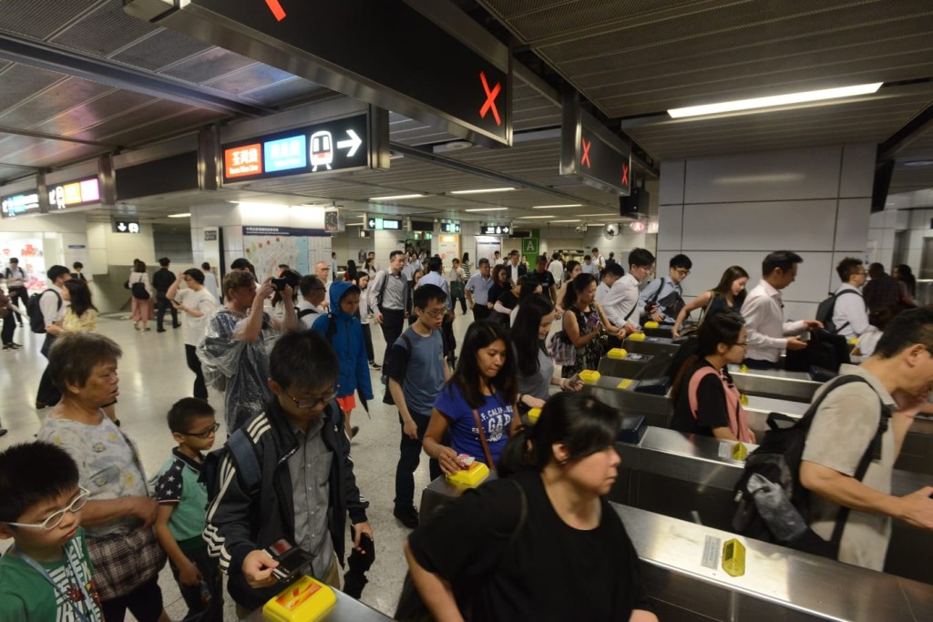 大批市民趕在八號風球懸掛前收工。