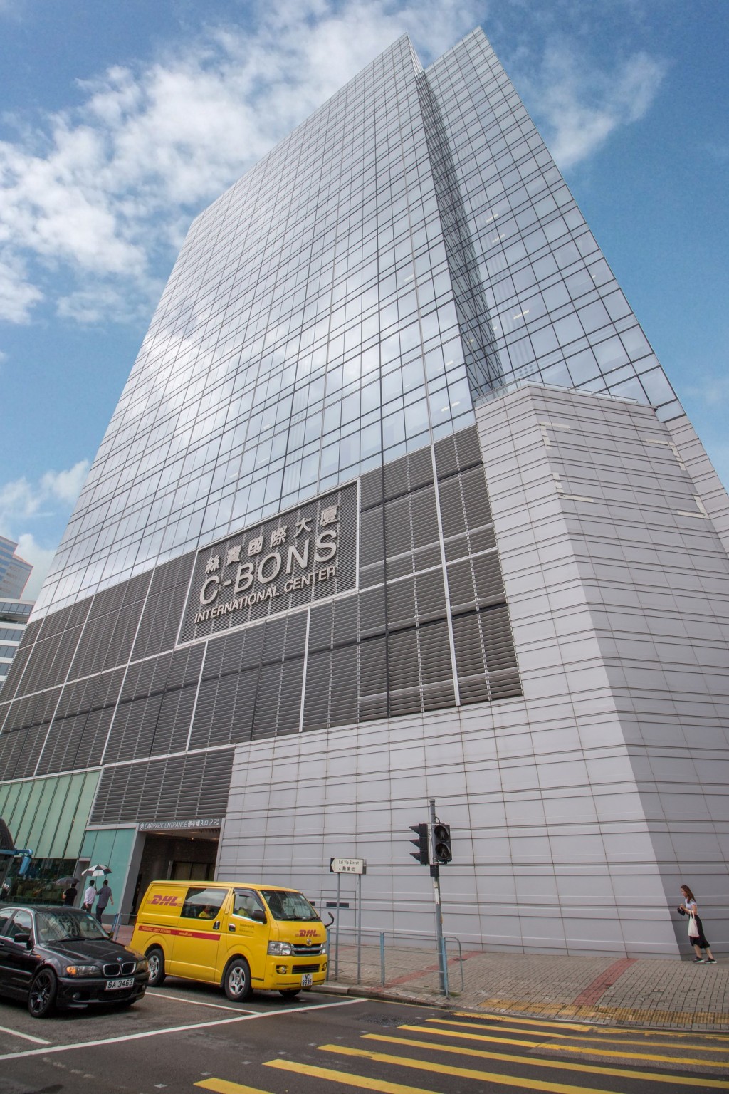 觀塘絲寶國際大廈2全層、6個車位及廣告位出售,意向價約3.4億。 觀塘絲寶國際大廈2全層、6個車位及廣告位出售,意向價約3.4億。