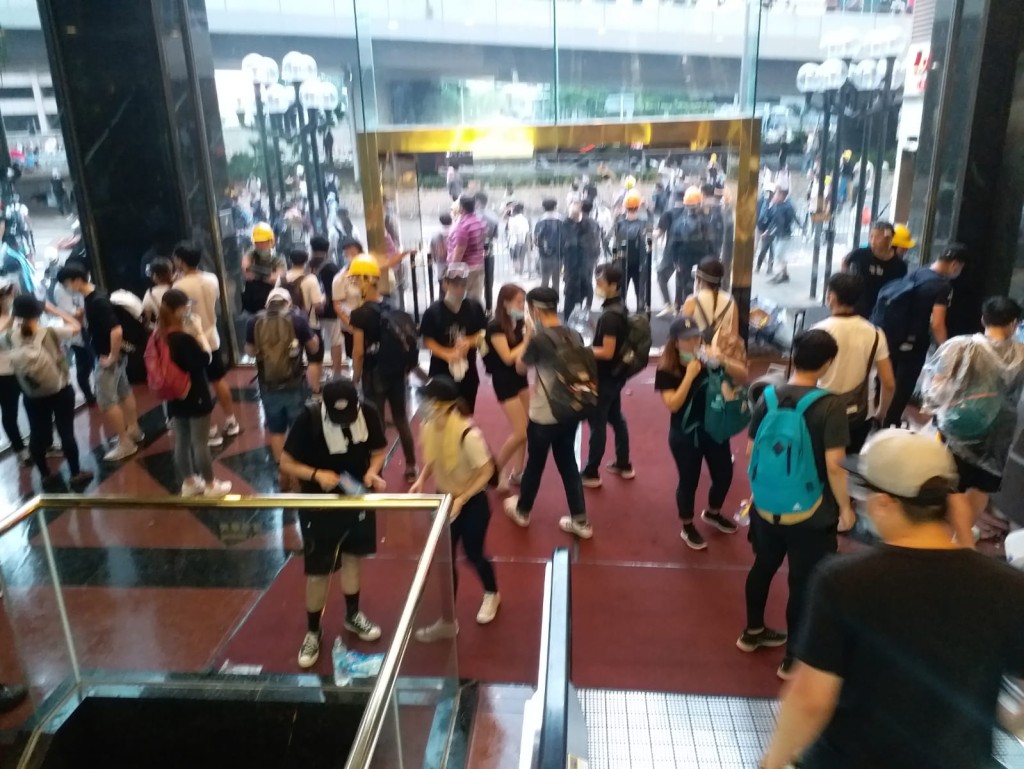 遠東金融中心基座商場亦成了示威者的庇護處。