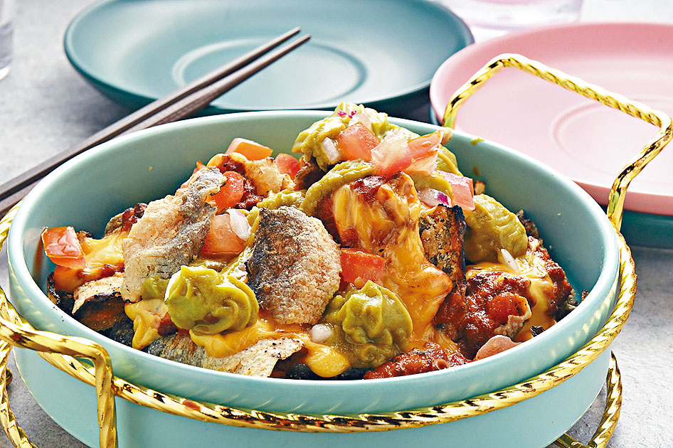 扮墨西哥鱼皮，将新鲜即炸的鱼皮代替墨西哥粟米片，伴以配料同吃，脆卜卜又滋味。