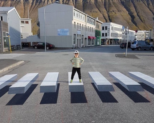 冰岛小镇试验立体斑马线。