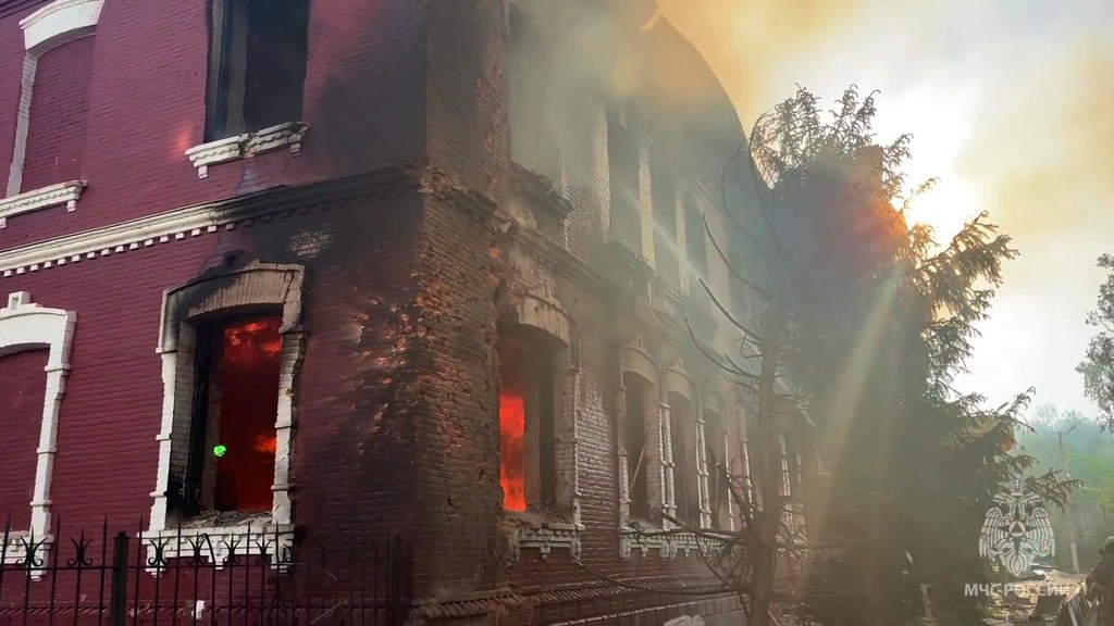 普京指控乌克兰空袭卢甘斯克学生宿舍，近60人死伤或失踪。 美联社