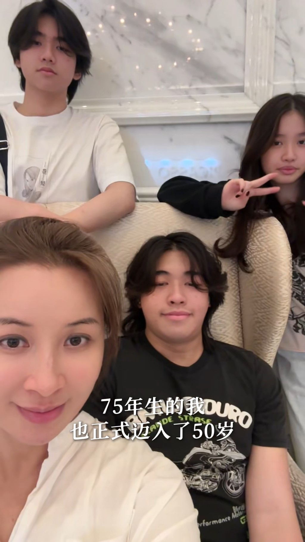 麥家琪罕有曝光子女近照。