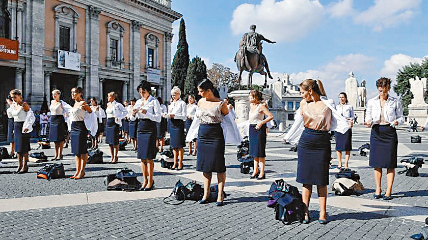■参加抗议的空姐行动一致，将身上的制服逐件脱下。