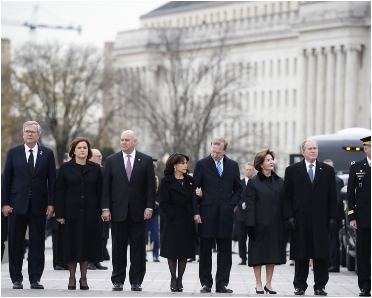 布殊家族各成员哀伤送别父亲。AP 