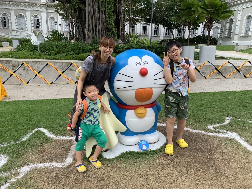 閒暇時,Eunice會帶兩名兒子參觀新加坡的博物館。 閒暇時,Eunice會帶兩名兒子參觀新加坡的博物館。