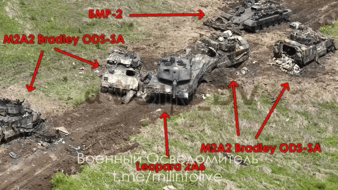 网民照片标指俄罗斯缴获的坦克及战车。