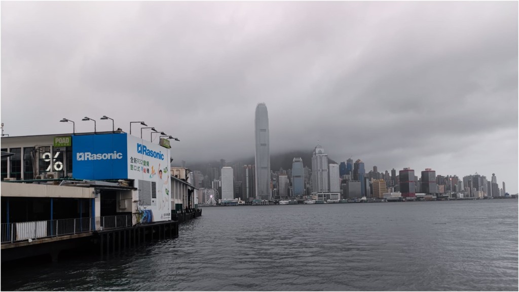 馬鞍正遠離香港,本港風力將逐漸減弱。