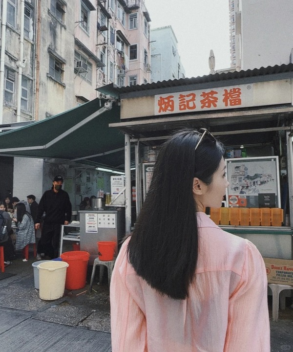 不少内地网民到陈奕迅经常光顾的食店，希望巧遇偶像。  ​