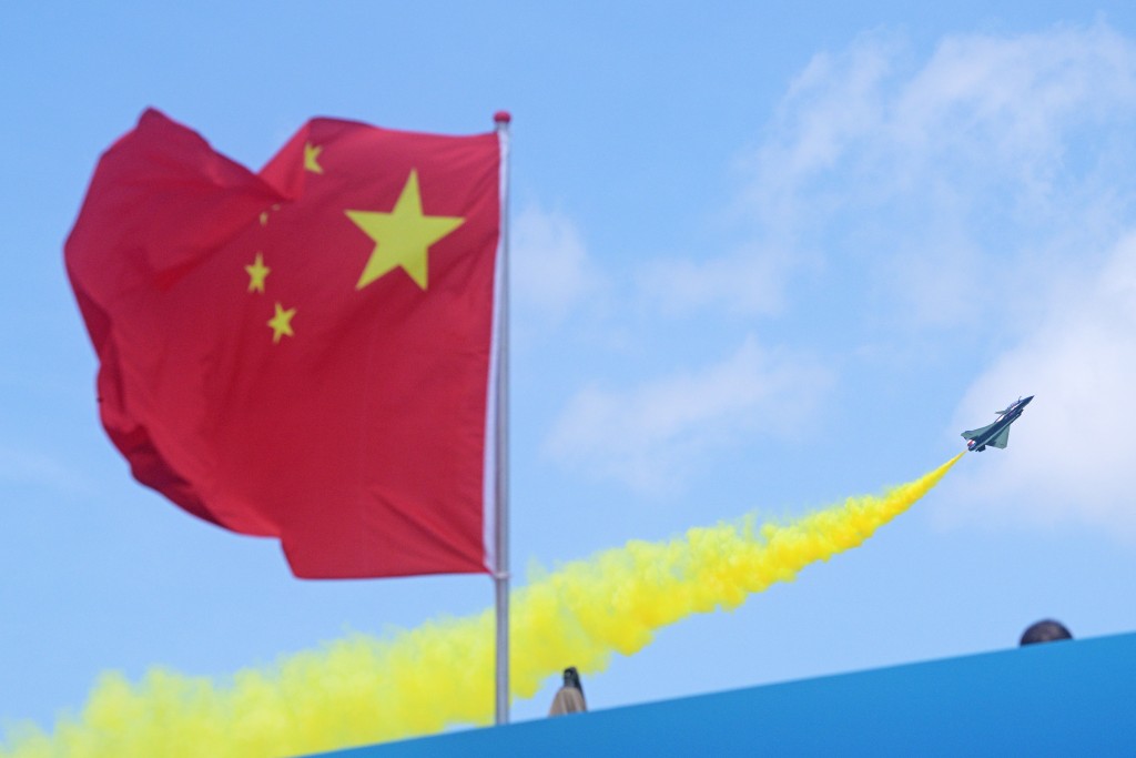 2月3日，中國空軍八一飛行表演隊在第十屆新加坡航展首日進行飛行表演。 新華社