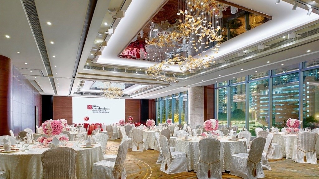 旺角希爾頓花園酒店Grand Ballroom爆食物中毒  17人屙嘔一人要入院  曾進食乳豬、雞及熱盤。